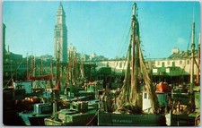 Cartão postal Fishing Boats Harbor Boston Massachusetts House in Background & Skyline comprar usado  Enviando para Brazil