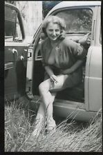 Foto artística original de piernas del Reino Unido de la década de 1950 Buxom fumando chica mala en coche CLEAVAGE Gams vv segunda mano  Embacar hacia Mexico