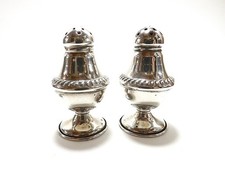PEQUENOS SHAKERS ANTIGOS DE PRATA SAL E PIMENTA MARCADOS PRATA ESTERLINA REF 591/3, usado comprar usado PEQUENOS SHAKERS ANTIGOS DE PRATA SAL E PIMENTA MARCADOS PRATA ESTERLINA REF 591/3, usado comprar usado  Enviando para Brazil