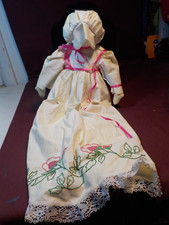 ADORABLE VESTIDO HECHO A MANO Y BORDADO MUÑECA DE TRAPO EN VESTIDO LARGO CINTA ROSA segunda mano  Embacar hacia Mexico