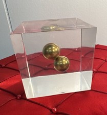 Bolas de latão envoltas em acrílico 2 1/8" cubo - peça de conversa - peso de papel comprar usado  Enviando para Brazil