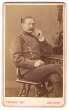 Fotografie G. Dickhaut, Düsseldorf, Soldat in Uniform posiert sitzend im Atelie  comprar usado Fotografie G. Dickhaut, Düsseldorf, Soldat in Uniform posiert sitzend im Atelie  comprar usado  Enviando para Brazil