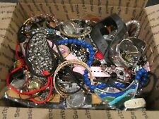 LOTE MASIVO DE JOYAS Y RELOJES 9LBS 12OZ IDEAL PARA REVENTA MED. CAJA TARIFA PLANA segunda mano  Embacar hacia Mexico