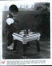 Press Photo criança brincando com a mesa de atividades Fisher-Price - saa60912 comprar usado  Enviando para Brazil