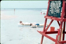 Vintage 35mm Slide Lote de 3 MULHERES NA PRAIA BANHO DE SOL SALVA-VIDAS SUPORTE 1976 comprar usado  Enviando para Brazil