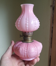 1904 LÂMPADA A ÓLEO MINIATURA DE VIDRO OPALA ROSA À BEIRA-MAR E SOMBRA ORIGINAL COMBINANDO comprar usado  Enviando para Brazil