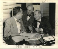 1953 Press Photo William Steinway confere com funcionários de pianos Steinway em NÃO comprar usado  Enviando para Brazil