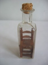 Cadeira e assento de madeira miniatura feita à mão em garrafa de arte folclórica da década de 1910 comprar usado  Enviando para Brazil