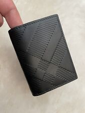 Estojo bifold xadrez em relevo Burberry comprar usado  Enviando para Brazil