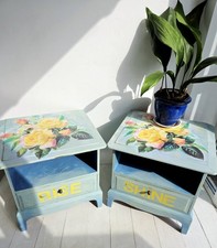 Mesitas de noche pintadas azules amarillas rosas gabinetes ciervos reciclados upcycle segunda mano  Embacar hacia Mexico