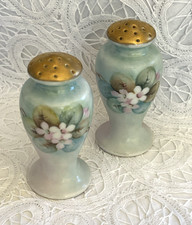 Usado, Agitadores antigos de porcelana de sal e pimenta branco floral azul dourado pintado à mão 3,5" comprar usado Usado, Agitadores antigos de porcelana de sal e pimenta branco floral azul dourado pintado à mão 3,5" comprar usado  Enviando para Brazil