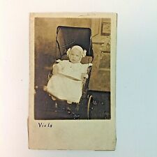 Vintage B&W Postcard Photo Baby Viola Black Wicker Pram Fin Bow Bonnet Snapshot, usado comprar usado  Enviando para Brazil