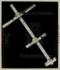 Usado, Dispositivo de navegação 1959 Press Photo Cross Staff na exposição do Museu de Nova York comprar usado Usado, Dispositivo de navegação 1959 Press Photo Cross Staff na exposição do Museu de Nova York comprar usado  Enviando para Brazil