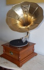 Grammofono noce eleganza usato Grammofono noce eleganza usato  Italia