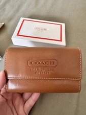 Carteira de couro Coach nova sem etiquetas cor marrom couro em relevo com bolso com zíper dentro comprar usado Carteira de couro Coach nova sem etiquetas cor marrom couro em relevo com bolso com zíper dentro comprar usado  Enviando para Brazil