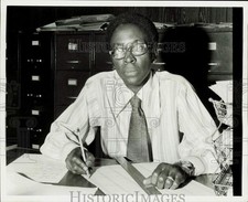 Usado, 1972 Press Photo Varee Shields, editor-gerente The Forward Times. - HPA99550 comprar usado  Enviando para Brazil