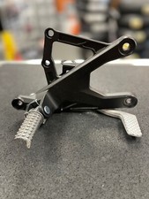 Yamaha YZF R1 2015-2020 FABRICANTE DE EQUIPOS ORIGINALES soporte de reposapiés lado derecho y pedal de freno segunda mano  Embacar hacia Mexico