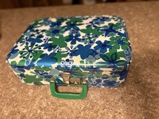 Mala de viagem rígida vintage azul e verde floral pequena retrô comprar usado Mala de viagem rígida vintage azul e verde floral pequena retrô comprar usado  Enviando para Brazil