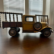 Usado, Caminhão picape modelo metal década de 1930 Jayland – amarelo clássico com cama de madeira vermelha comprar usado  Enviando para Brazil