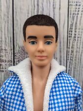 BONECA KEN VINTAGE DÉCADA DE 1960 - RE FLOCADA NA MORENA ESCURA - CONJUNTO CABANA AZUL GINGHAM comprar usado  Enviando para Brazil