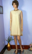 Charming Vintage Anos 1960 The Towner Ecru Vestido de Coquetel com Acabamento Dourado, P (3/4) comprar usado  Enviando para Brazil