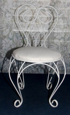 Usado, Antiga cadeira de boneca de ferro forjado branco! Assento e dobra Nantucket/acolchoado! 13,5" T x 7,25"W comprar usado  Enviando para Brazil