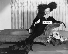 Mae West reclinada em uma chaise longue para a foto do filme 'Klondike Annie' comprar usado  Enviando para Brazil