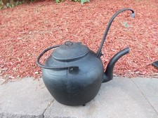 Usado, Chaleira de chá Early Tilter Handle três pernas ferro fundido pescoço de ganso com marca de portão comprar usado  Enviando para Brazil