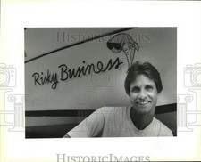 Usado, 1993 Press Photo Darrell Schmid posa ao lado de seu barco de pesca "Negócios Arriscados". comprar usado  Enviando para Brazil