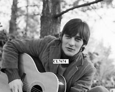 Gene Clark dos Byrds posa para um retrato com sua foto de guitarra comprar usado  Enviando para Brazil