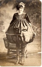 ~RPPC da década de 1920 - Mulher usando um "vestido balão" com um rosto nele - Foto real, usado comprar usado  Enviando para Brazil