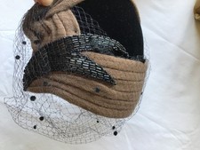 Chapéu feminino vintage década de 1950 veludo preto com Coco, aparado com lantejoulas  comprar usado Chapéu feminino vintage década de 1950 veludo preto com Coco, aparado com lantejoulas  comprar usado  Enviando para Brazil