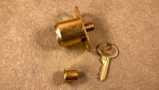 Máquina de venda automática vintage Corbin Lock Co vitrine deslizante porta mesa gaveta trava, usado comprar usado  Enviando para Brazil