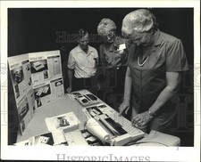 1985 Press Photo Louisiana Association of Deaf membros examinam equipamentos mais recentes comprar usado  Enviando para Brazil
