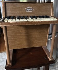 Piano de brinquedo vertical infantil vintage Jaymar - Piano miniatura de madeira meados do século comprar usado  Enviando para Brazil