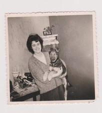 Photo woman holding d'occasion  Expédié en Belgium