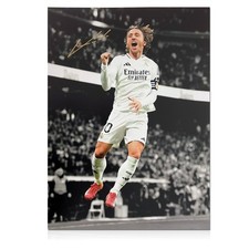 Usado, Foto de futebol do Real Madrid assinada por Luka Modric: celebração do gol (mono) comprar usado  Enviando para Brazil
