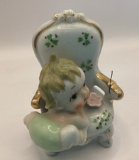 Estatueta de porcelana vintage bebê escalada em cadeira colecionáveis do Japão 3”x 4” comprar usado  Enviando para Brazil