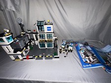 LEGO City: Komenda Główna Policji (7744) i policjant (5612) 98% kompletny na sprzedaż LEGO City: Komenda Główna Policji (7744) i policjant (5612) 98% kompletny na sprzedaż  Wysyłka do Poland
