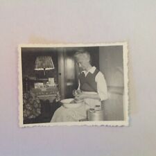 Fotografia vintage P&B 1947 mulher alemã mais velha com lavatório sala de estar comprar usado  Enviando para Brazil