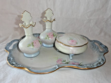 Conjunto de penteadeira vintage de porcelana pintada à mão flores azuis rosa assinado E Wade 62 comprar usado Conjunto de penteadeira vintage de porcelana pintada à mão flores azuis rosa assinado E Wade 62 comprar usado  Enviando para Brazil