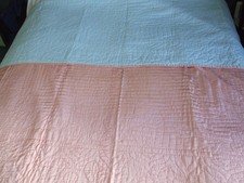 Cobertura de cama vintage 1950 acolchoada à mão cetim - Top rosa cetim - Parte traseira azul comprar usado Cobertura de cama vintage 1950 acolchoada à mão cetim - Top rosa cetim - Parte traseira azul comprar usado  Enviando para Brazil