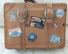 Mala de boneca estilo vintage miniatura couro marrom baú com adesivos de hotel Paris comprar usado Mala de boneca estilo vintage miniatura couro marrom baú com adesivos de hotel Paris comprar usado  Enviando para Brazil