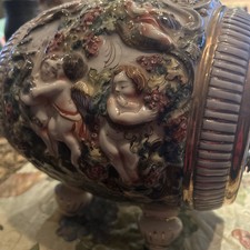 BARRIL DE VINHO CAPODIMONTE. Barril de vinho Capodimonte, forma de barril descansando em quatro botões, usado comprar usado  Enviando para Brazil