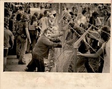 GA227 1974 Foto Original PROMOTOR STAN KAPLAN SEGURANDO CERCA MANEIRAS CONCERTO DE ROCK comprar usado  Enviando para Brazil