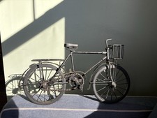 Estatueta decorativa de metal de uma bicicleta vintage. comprar usado  Enviando para Brazil