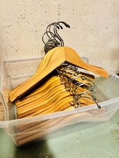 Usado, Conjunto de 30 cabides de madeira tamanho infantil 12,5 polegadas, estilo infantil Gap meninos meninas comprar usado  Enviando para Brazil
