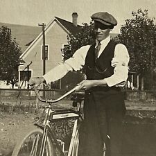 Usado, Fotografia instantânea antiga vintage jovem bonito com chapéu jornaleiro bicicleta comprar usado  Enviando para Brazil