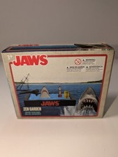 JAWS ZEN GARDEN 4,5"X 3,5" NOVO EM FOLHA NA CAIXA UNIVERSAL 50º ANIVERSÁRIO comprar usado  Enviando para Brazil