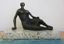 Henry moore reclining d'occasion  Expédié en Belgium